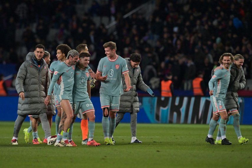 Jugadores del Atlético de Madrid celebran luego de superar al Barcelona, el 21 de diciembre de 2024.