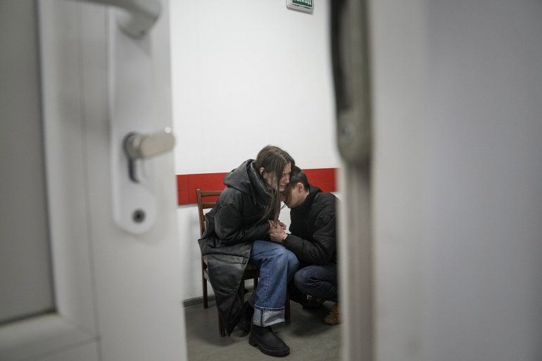 Marina Yatsko y su novio Fedor se consuelan después de que su hijo de 18 meses, Kirill, muriera en un bombardeo en un hospital en Mariupol, Ucrania, el viernes 4 de marzo de 2022. 