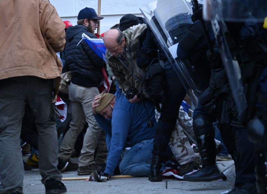 Manifestantes que apoyan al presidente Donald Trump son desalojados de los terrenos del Capitolio. &nbsp;