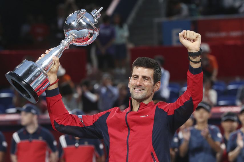 Novak Djokovic alza el trofeo de campe&oacute;n tras ganar la final del Abierto de Jap&oacute;n el dominho, 6 de octubre del 2019.&nbsp;