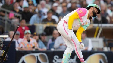 Fernando Tatis Jr., de los Padres de San Diego, hace una mueca después de ser golpeado por un lanzamiento durante la tercera entrada contra los Cerveceros de Milwaukee, el viernes 21 de junio de 2024, en San Diego.&nbsp;