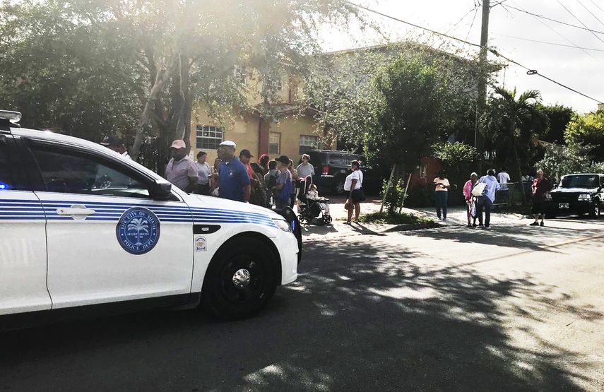 La Policía de Miami pidió a las personas que formaban la fila abandonar el lugar.