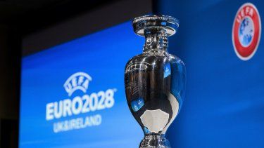 El trofeo del Campeonato Europeo de fútbol tras el anuncio de que Gran Bretaña e Irlanda serán las sedes de la edición Euro 2028 y que Italia y Turquía recibirán la de 2032, el martes 10 de octubre de 2023, en Nyon, Suiza.&nbsp;