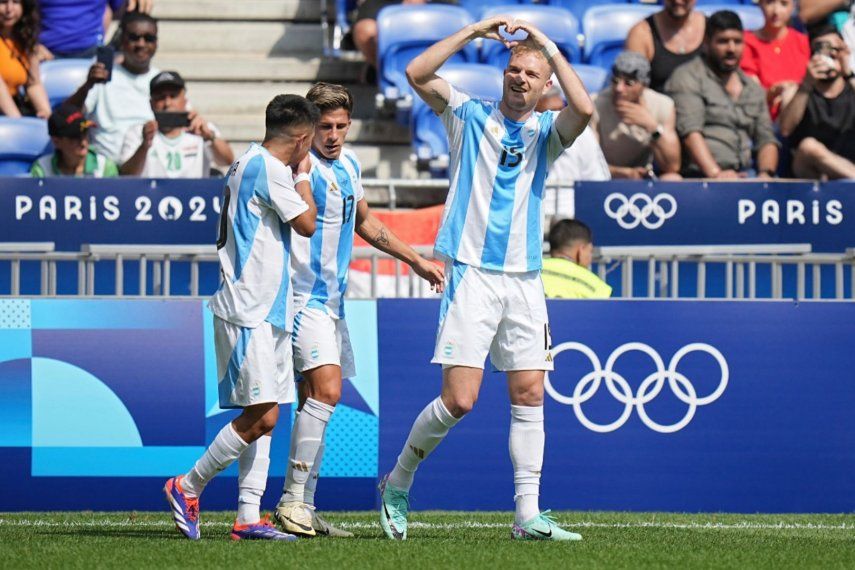 El delantero de Argentina, Luciano Gondou, a la derecha, celebra tras convertir su gol ante Irak en el partido por el Grupo B de los Juegos Olímpicos en el estadio de Lyon, Francia, el sábado 27 de julio de 2024.&nbsp;