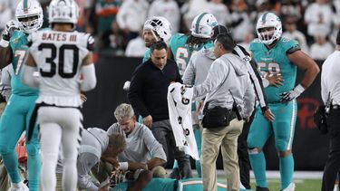 El quarterback de los Dolphins de Miami, Tua Tagovailoa es atendido por los médicos
