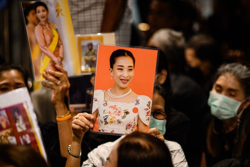 Los dolientes sostienen fotografías de la princesa tailandesa Bajrakitiyabha Mahidol dentro del Hospital Chulalongkorn en Bangkok el 12 de junio de 2026. La princesa tailandesa Bajrakitiyabha Mahidol, la hija mayor del rey, murió a los 47 años, anunció el palacio real el 12 de junio, más de tres años después de que fuera hospitalizada tras una enfermedad repentina. &nbsp;