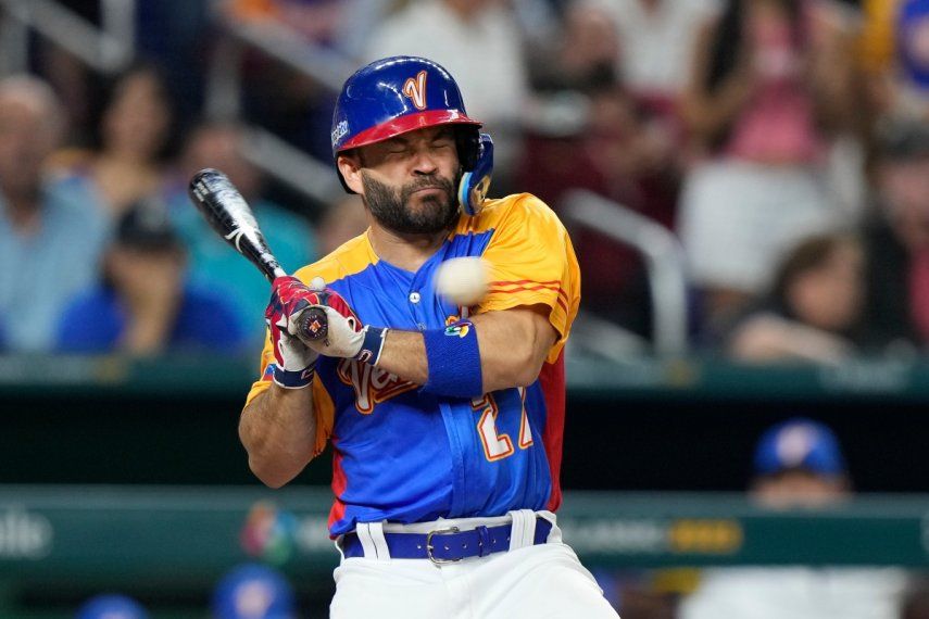El venezolano José Altuve es golpeado por un lanzamiento durante la quinta entrada del juego del Clásico Mundial de Béisbol en contra de Estados Unidos, el sábado 18 de marzo de 2023, en Miami.