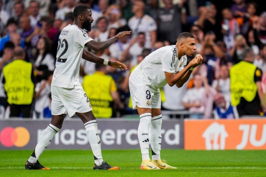 Kylian Mbappé (derecha) celebra tras anotar el primer gol del Real Madrid en la victoria 3-1 ante Stuttgart por la Liga de Campeones, el martes 17 de septiembre de 2024.