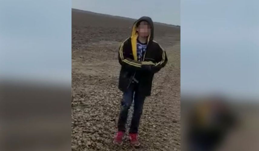 El niño Wilton Eniel Gutiérrez, de 10 años, es captado en un video realizado por un oficial de la patrulla fronteriza en Texas, tras haber sido abandonado en el desierto por coyotes.