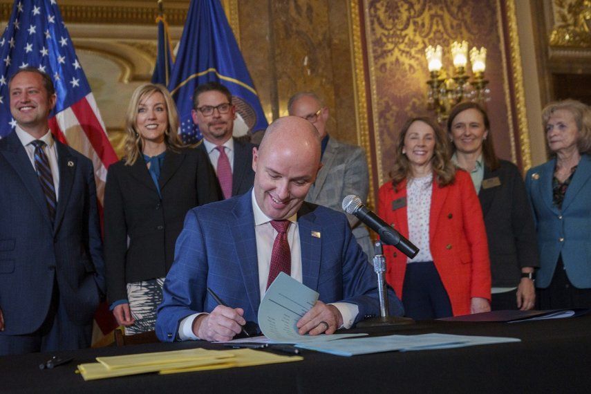 El gobernador Spencer Cox promulga dos proyectos de ley que regulan el uso de las redes sociales durante una ceremonia en el Capitolio estatal, en Salt Lake City, el jueves 23 de marzo de 2023.&nbsp;
