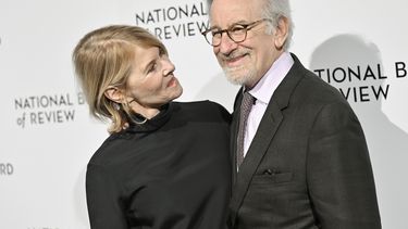 El ganador del premio a Mejor dirección Steven Spielberg y su esposa, Kate Capshaw, asisten a los National Board of Review Awards en Cipriani 42nd Street el 8 de enero de 2023, en Nueva York.