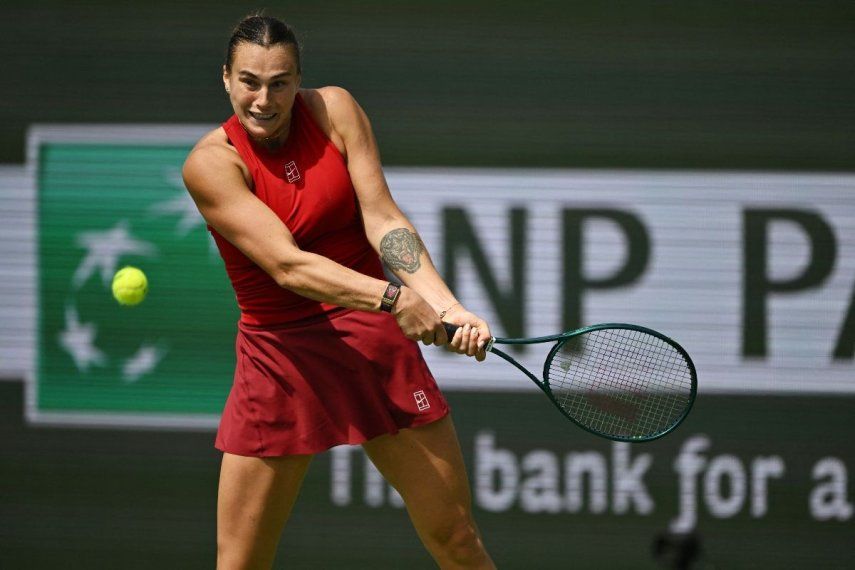 La bielorrusa Aryna Sabalenka le devuelve el balón a la rusa Mirra Andreeva durante la final individual femenina del BNP Paribas Open en el Indian Wells Tennis Garden, en Indian Wells, California, el 16 de marzo de 2025.&nbsp;