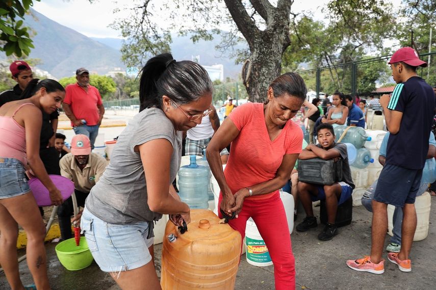 Cientos de venezolanos se han visto obligados a cargar el agua que van a consumir en sus casas como consecuencia del apagón que ha azotado al país desde el jueves último y que agrava el desabastecimiento y la crisis social y humanitaria que sacude a la nación caribeña.