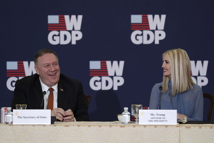 &nbsp; El secretario del Departamento de Estado Mike Pompeo y la asesora del presidente Ivanka Trump en el evento del primer aniversario de la Iniciativita para el desarrollo y la Prosperidad Global de las Mujeres en el Departamento de Estado en Washington, el mi&eacute;rcoles 12 de febrero de 2020.&nbsp;