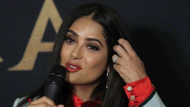 La actriz mexicana Salma Hayek ofrece una conferencia de prensa para presentar su nueva serie, Monarca, en Ciudad de México, el martes 10 de septiembre de 2019.