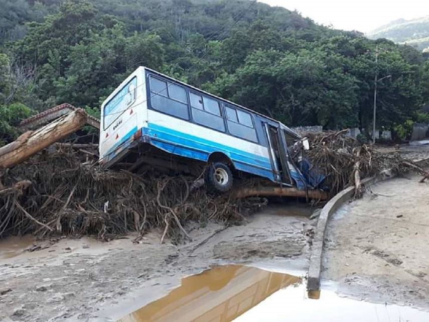 En las vías hay infinidad de carros atrapados con niños adentro y que Protección Civil ha podido abarcar únicamente Puerto Carayaca y el club Tarmas, según se publica en redes sociales.
