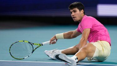 El español Carlos Alcaraz cae en un intento de devolución al italiano Jannik Sinner, en la semifinal del Abierto de Miami, el viernes 31 de marzo de 2023.