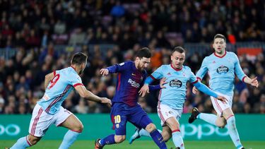 Lionel Messi (centro) con el balón ante los jugadores del Celta de Vigo durante el partido de vuelta de los octavos de final de la Copa del Rey.&nbsp;