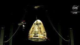 En esta imagen de un video distribuido por NASA, alzan la cápsula espacial SpaceX Dragon de aguas del Golfo de México, viernes 6 de mayo de 2022.
