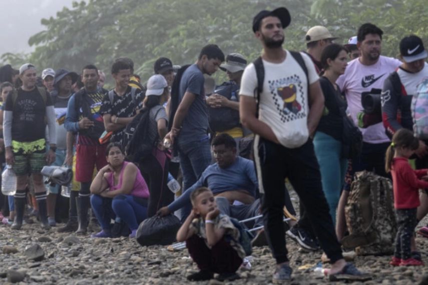 Migrantes llegan a la localidad de Bajo Chiquito, en la provincia de Darién, Panamá, el 22 de septiembre de 2023