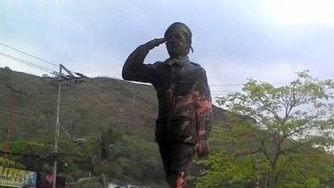El fuego consumió la estatua, en una nueva demostración de rechazo ante las decisiones del régimen chavista