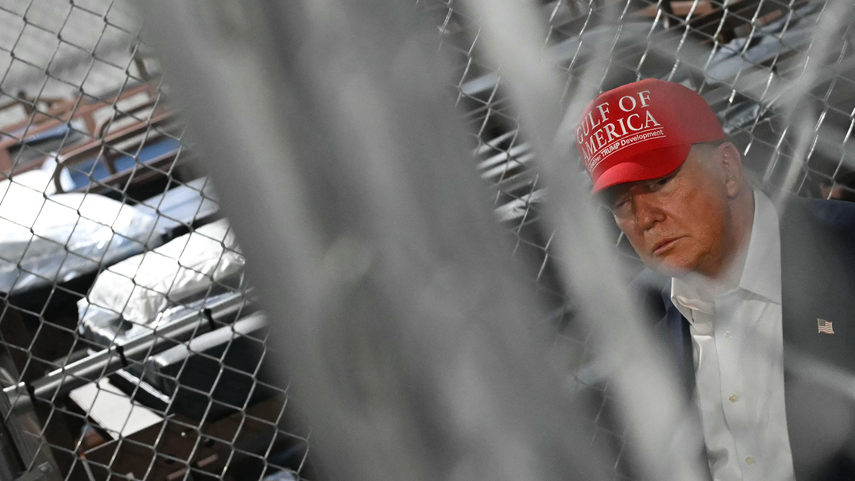 El presidente Donald Trump visita las instalaciones del centro de detención de inmigrantes Alligator Alcatraz en los Everglades.