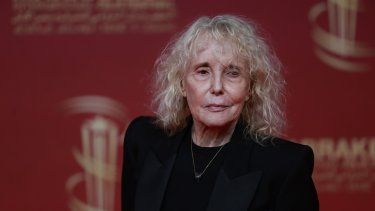 La directora de cine y guionista francesa Claire Denis posa en la alfombra roja durante el 22º Festival Internacional de Cine de Marrakech (FIFM) en Marrakech, el 5 de diciembre de 2025.