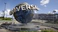 Unos visitantes toman una pausa bajo la brisa del globo en Universal Studios City Walk en Orlando, Florida.