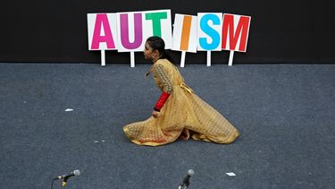 Una niña con autismo se presenta durante un evento en vísperas del Día Mundial de Concienciación sobre el Autismo organizado por la ONG wiztara trust en Bangalore, India, el 1 de abril de 2018.&nbsp;