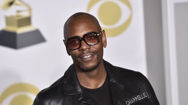 En esta fotograf&iacute;a de archivo del 28 de enero de 2018 Dave Chappelle posa en la sala de prensa con el premio a mejor &aacute;lbum de comedia por The Age of Spin y Deep in the Heart of Texas en la 60&ordf; entrega anual de los Grammy en Nueva York.&nbsp;