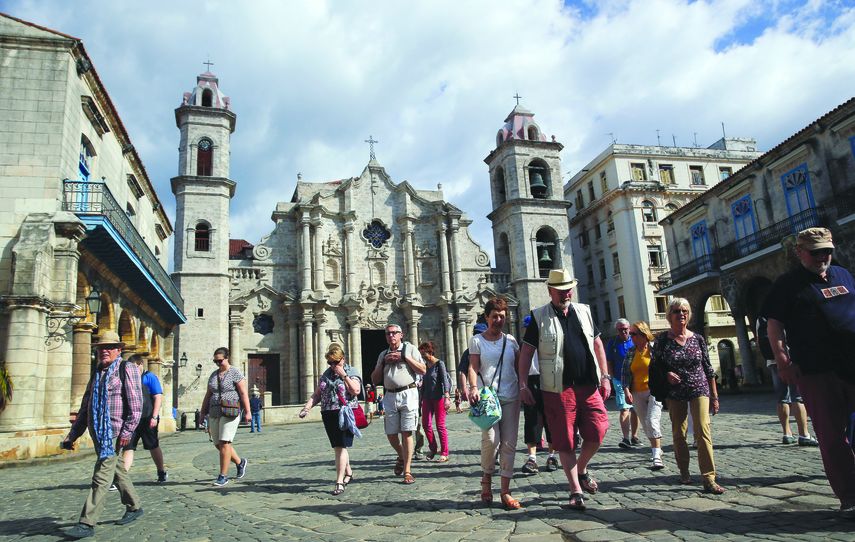 Vista parcial de la plaza de la Catedral de La Habana, adonde acuden miles de turistas todo los días.