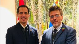 El presidente interino de Venezuela Juan Guaid&oacute; y el embajador de Veenzuela en Canad&aacute;, Orlando Viera Blanco.&nbsp;