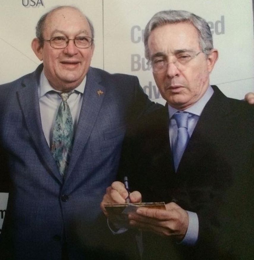 Pedro Mena junto a&nbsp;&Aacute;lvaro Uribe V&eacute;lez.