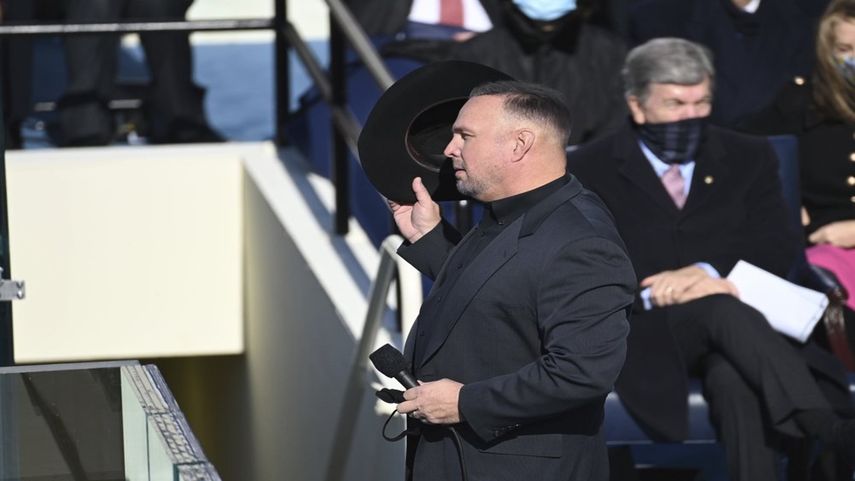 El cantante de música country Garth Brooks interpreta Amazing Grace durante la ceremonia de inauguración del presidente electo Joe Biden, el miércoles 20 de enero de 2021, en Washington DC.