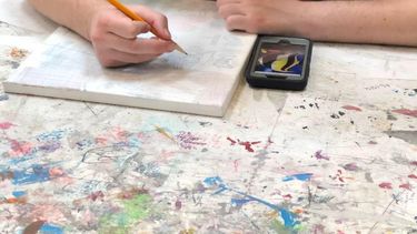 A través de la pintura Bryans Art Foundation ha logrado que decenas de niños con alguna discapacidad se expresen.  