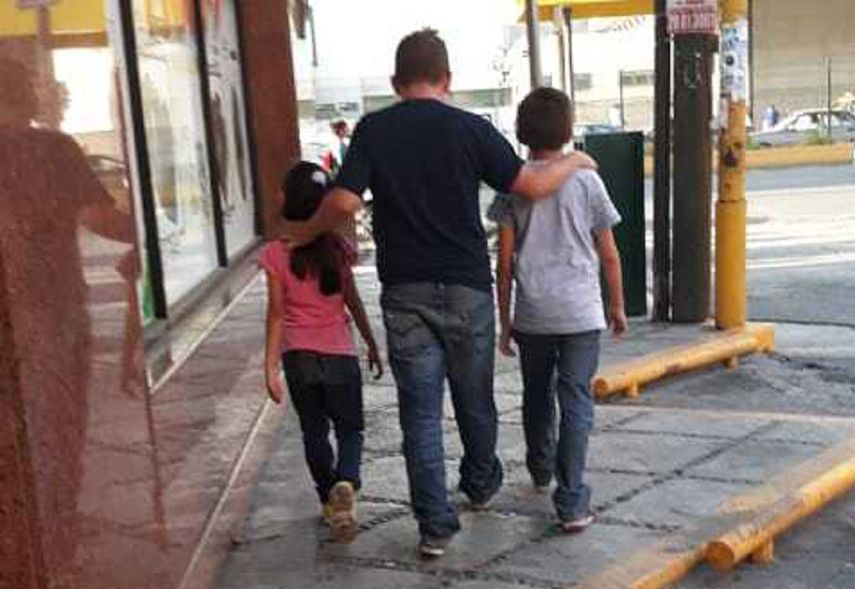 Esta fotograf&iacute;a es cortes&iacute;a de la migrante guatemalteca Luc&iacute;a, muestra a su esposo Ren&eacute; con su hija de siete a&ntilde;os y su hijo de 11 mientras caminan en busca de un lugar para dormir en Monterrey, M&eacute;xico.&nbsp;