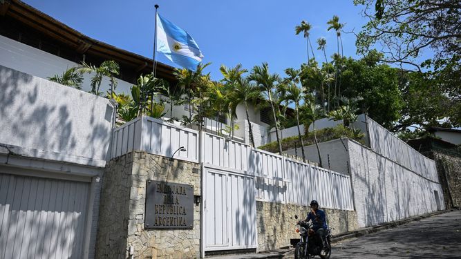 Fachada de la Embajada Argentina en Caracas