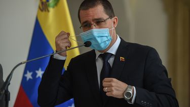 El excanciller del régimen de Nicolás Maduro, Jorge Arreaza, se quita la mascarilla para dirigirse a la prensa luego de una reunión con el Coordinador Residente de la ONU Peter Grohmann en la Cancillería en Caracas el 28 y 20 de septiembre.