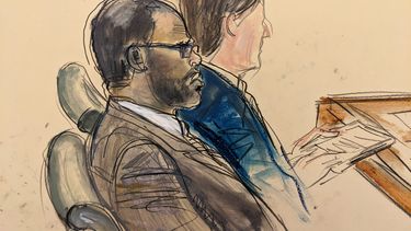 En este boceto realizado a partir de un monitor de video de una sala de tribunal en Brooklyn, el acusado R. Kelly, a la izquierda, durante el día de apertura de su juicio por acusaciones de abuso sexual el miércoles 18 de agosto de 2021 en Nueva York. Un hombre declara que el cantante abusó sexualmente de él.