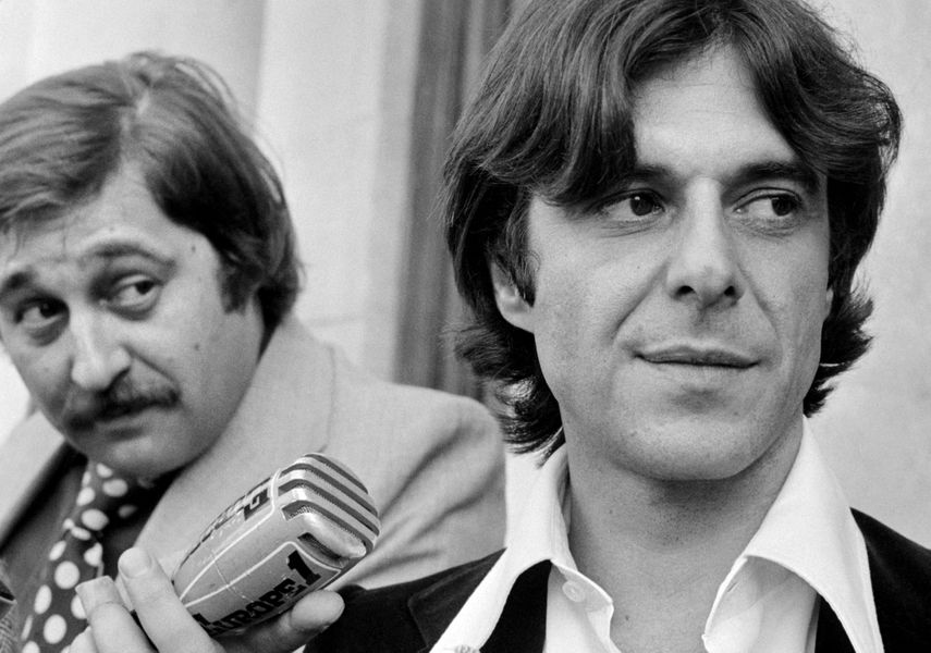 En esta foto de archivo tomada el 5 de junio de 1975, el arquitecto español Ricardo Bofill, a cargo de la planificación de las antiguas Halles de Paris, responde a las preguntas de los periodistas en París. Ricardo Bofill falleció a los 82 años, anunció su familia el 14 de enero de 2022.