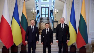 El presidente ucraniano Volodymyr Zelenskyy (centro), el mandatario de Polonia, Andrzej Duda (izquierda), y su homólogo lituano Gitanas Nauseda, posan para una fotografía luego de sostener una reunión en la residencia presidencial en la región de Ivano-Frankivsk, a unos 430 kilómetros (270 millas) al suroeste de Kiev, el lunes 20 de diciembre de 2021. (Ukrainian Presidential Press Office via AP)