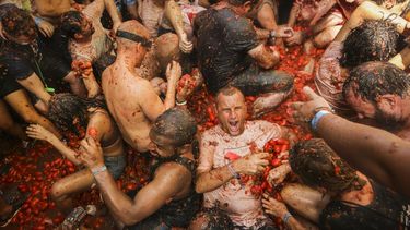Participantes de la Tomatina, la guerra anual para arrojar tomates en Buñol, Valencia, España, el 31 de agosto de 2022. Tomatina se suspendió dos años debido a la pandemia de coronavirus.&nbsp;