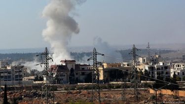 Nubes de humo tras un ataque aéreo en la ciudad de Alepo, Siria.