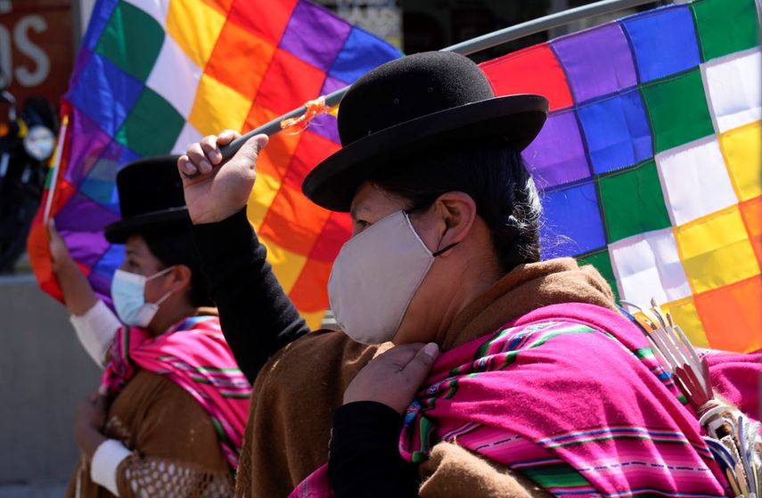 Simpatizantes del gobierno llevan banderas Wiphala mientras marchan a favor del presidente boliviano Luis Arce en La Paz, Bolivia, el martes 12 de octubre de 2021. &nbsp;