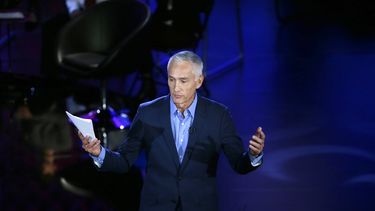 El periodista Jorge Ramos habla con el público antes del Foro Presidencial Demócrata de la comunidad afroamericana, el lunes 11 de enero de 2016, en Des Moines, Iowa.&nbsp;