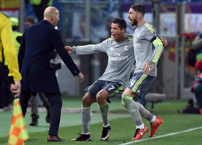Cristiano Ronaldo (centro) celebra con su entrenador, Zinedine Zidane (izquierda) el primer gol del Real Madrid. (EFE)