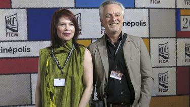 Los directores Dayna Goldfine, izquierda, y Daniel Geller posan en la alfombra roja del documental Hallelujah: Leonard Cohen, a Journey, a Song&nbsp;en el Festival de Cine de Morelia Film en Morelia, México, el 23 de octubre de 2022.