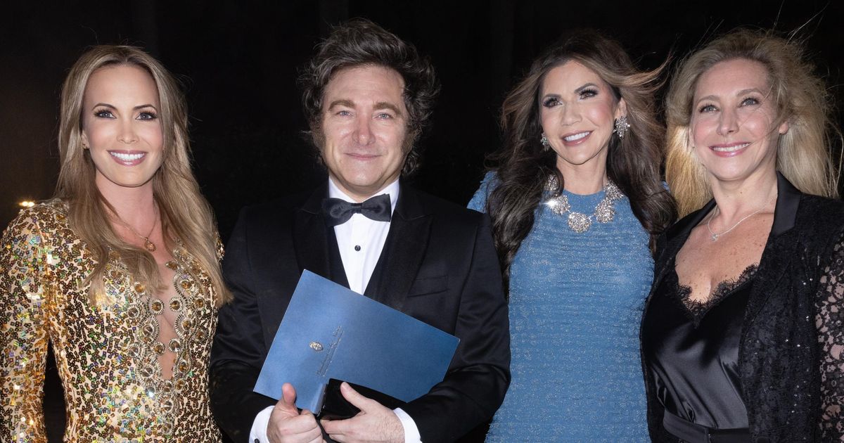 Natalia Denegri premiada en la American Patriots Gala, junto al presidente Javier Milei y Kristi Noem