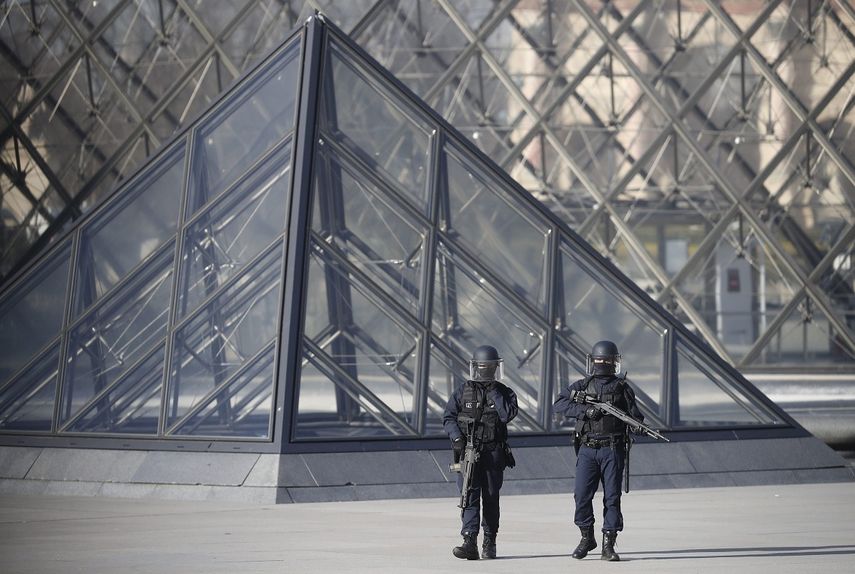 Agentes de policía montan guardia en los alrededores del museo&nbsp;Louvre&nbsp;en París, Francia.