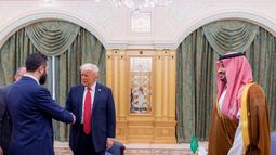 El presidente de Estados Unidos saluda durante su gira por el Medio Oriente al líder sirio Ahmed Al-Sharaa. El presidente de Estados Unidos saluda durante su gira por el Medio Oriente al líder sirio Ahmed Al-Sharaa.